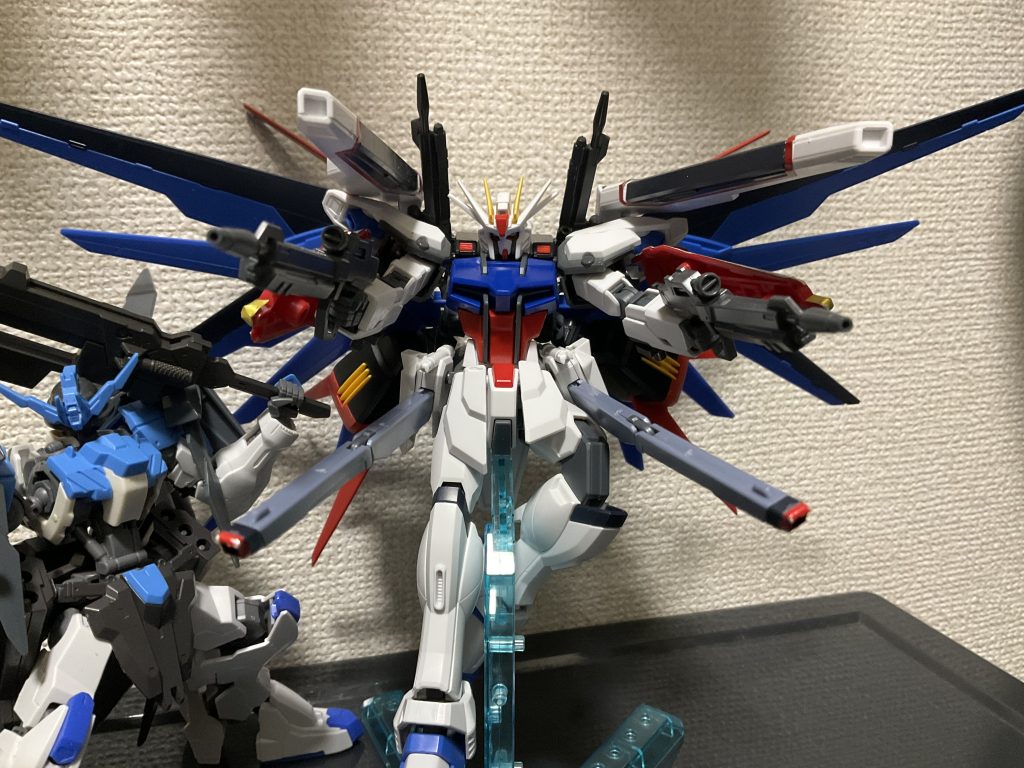 そして3機目、真・トゥルーストライクフリーダムガンダム改、略して真TSFガンダム改です「何でもかんでも『改』ってつけりゃいいと思ってんだろ」というコメントは無視します改になったポイントとしては、真TSFガンダムからブレードアンテナが6本になった点ですあとは変わってませんストフリ弍式とかインジャ弍式よりも改装ポイントがごくわずかです