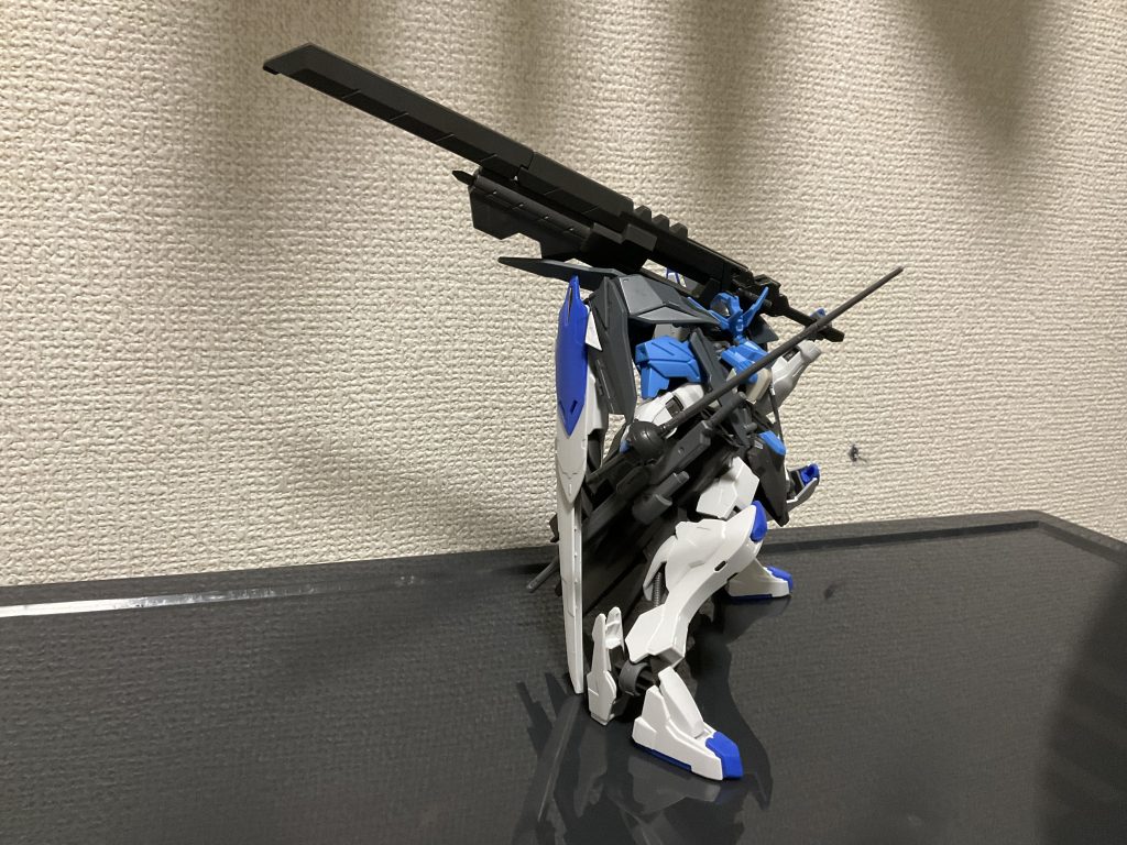 というわけで全貌ですガンダムアヌビスの肩のサムマスソードをオサラバして、リベイクライフル本来のローブバスターライフルの付け根だけをつけてシールドっぽくしていますあと、失くしてたバーストサーベルの刀身見つけましたアヌビスなのでそれにあやかって、バーストサーベルの刀身はポルナレフみたく発射できますアスタロトリナシメントの大剣?かっこいいから持たせたんですよ