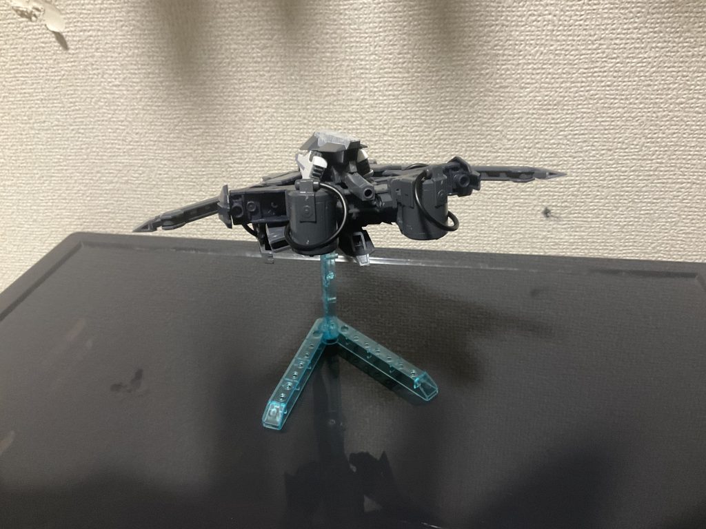 後ろから見るとこんな感じですレール砲に電力供給するタンクとケーブルが露出している、唯一の後部迎撃武装であるビーム砲がメインスラスター下部にあるために冷却に時間がかかる、という2つの致命的すぎる弱点があります