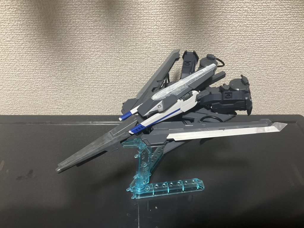 マルチスラスターバインダーを後方に向けて主翼を閉じ、超音速形態にとは言っても主翼を閉じてるのがちょっとわかりにくいですなお、この形態ではマルチスラスターバインダーをビームガンとして斜め後方の敵になら対応することができます稼働するので射角が広いのが持ち味です