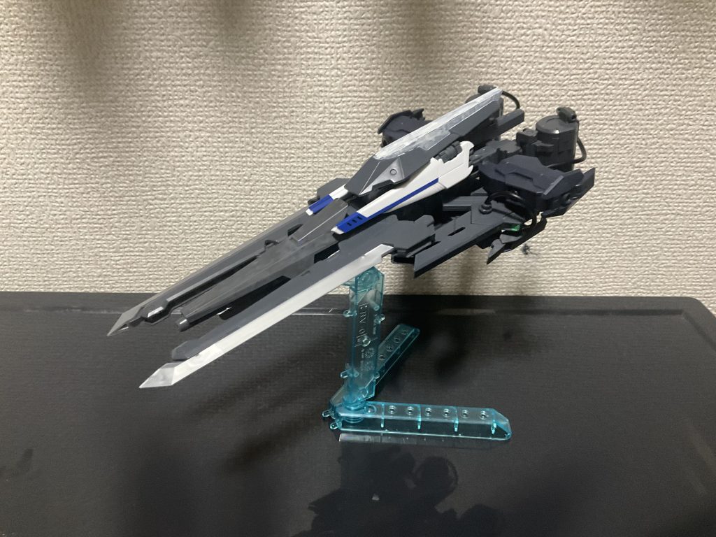 主翼を前に向けることで航宙形態になります別に大口径ビーム砲のビームが曲がるようになるとかって機能はありませんが、マルチスラスターバインダーに内蔵したビームガンによる迎撃の射角がさらに広がりますついでに言うとビームシールドとか短めのビームサーベルも展開できます