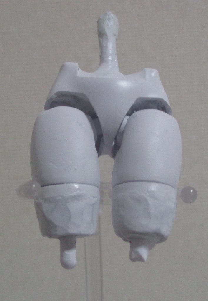 改造したスパッツはこんな感じです。腰と太股下部に接続用の棒を付け、エポパテで、太股と脚部の間を埋めてバランス取ってます。