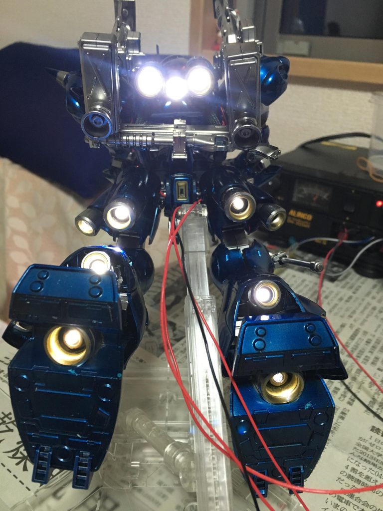 当時はチップLEDがまだあまりなかったので3mm砲弾型のLEDを買い込んで全てのバーニアとモノアイ、銃口を光らせました。