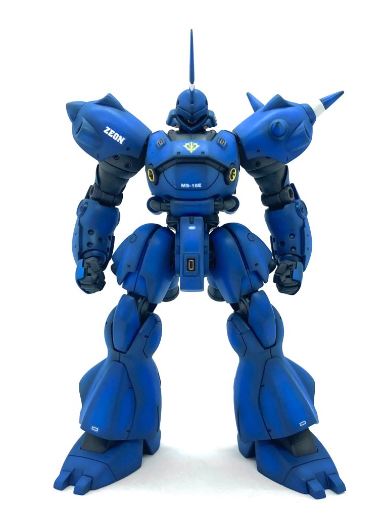 とりあえず(そういうデザインだから仕方ないんですが…)、胴が短く、脚が長すぎるように感じたので、腰(腹)部を関節部分で5mm程延長しました。脚部は膝下のボリュームに対して、大腿部が短いので(これもそういうデザインなんですが…)、太腿を5mm延長。あと、肩幅が広すぎるというか…  ショルダーアーマーが外側に出すぎているので、接続部分で3mm程縮めてあります。