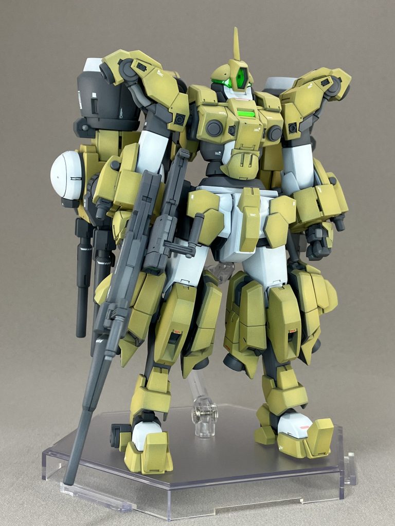 同じキットなのでパーツがとても良くなじみ、楽しく作れました。うつむき気味な頭部がお気に入りです。頭部の六角形センサーは、よく見えるように裏面に白いプラ板と中央に手芸ビーズを入れました。