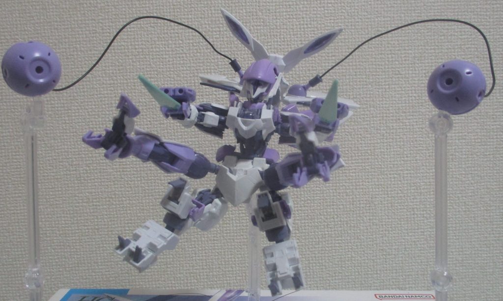 この形態なら、ノンキネティックポッド×2も展開出来ます。世界観に合わせ、鉄球のように扱い攻撃します。