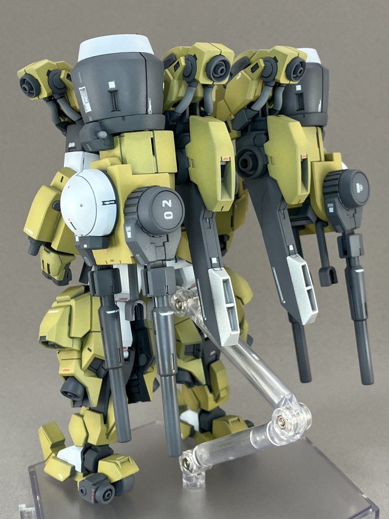 追加したバオリパックや装甲で重くなったので、バーニアも足しました。バオリパック射出後はより高機動になると思います。追加バーニア内部はキットのダボやランナーを使って作りました。