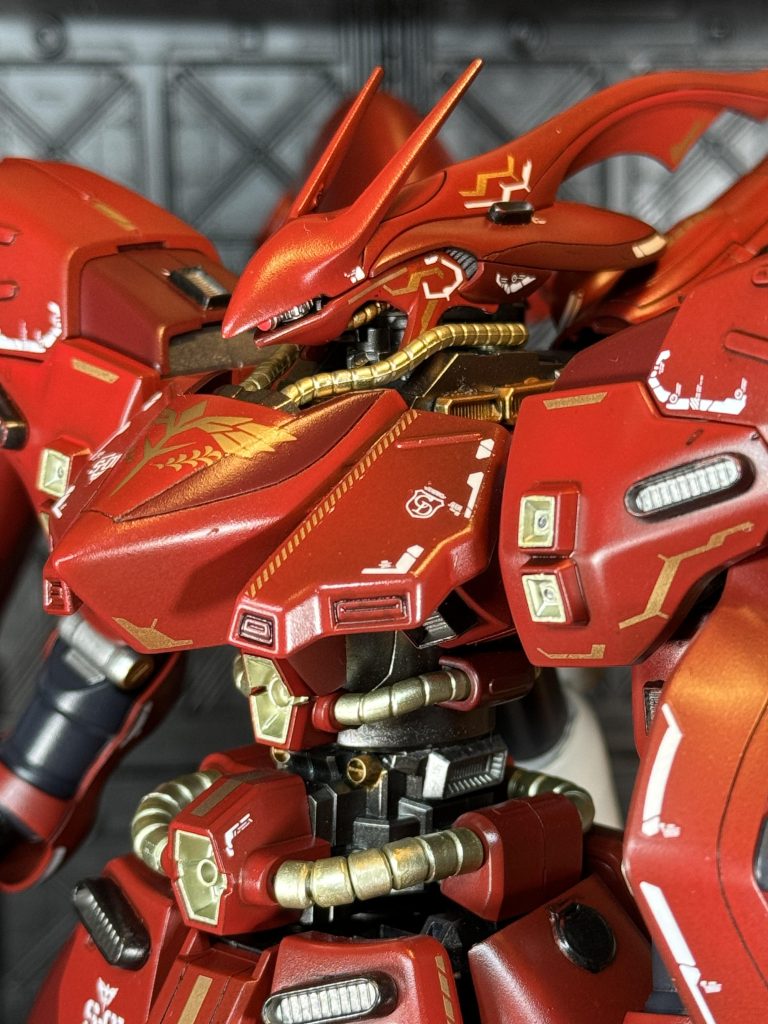 ガンプラ復帰したから約2年で学んだ技術を注ぎ込みました。接着、切削、筋彫り、パテ盛り、そして感謝のヤスリがけ笑。頭部アンテナは別パーツですが、頭部形状の変更と合わせてパテ盛りとヤスリがけでここまで綺麗に仕上げることができました。