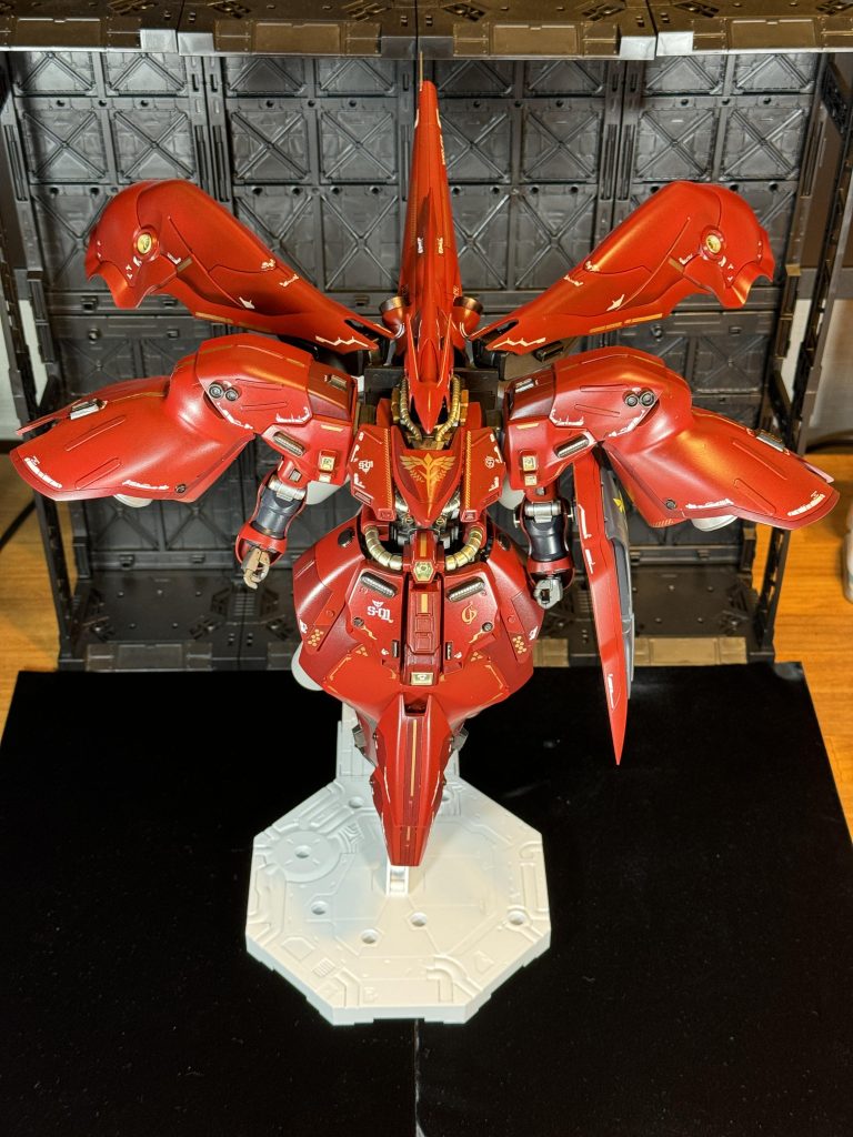 ノイエジールは代々のジオン軍のエンブレムを体現しているので、新生ネオジオンのエンブレムをイメージしたのですがなかなか難しいですね。