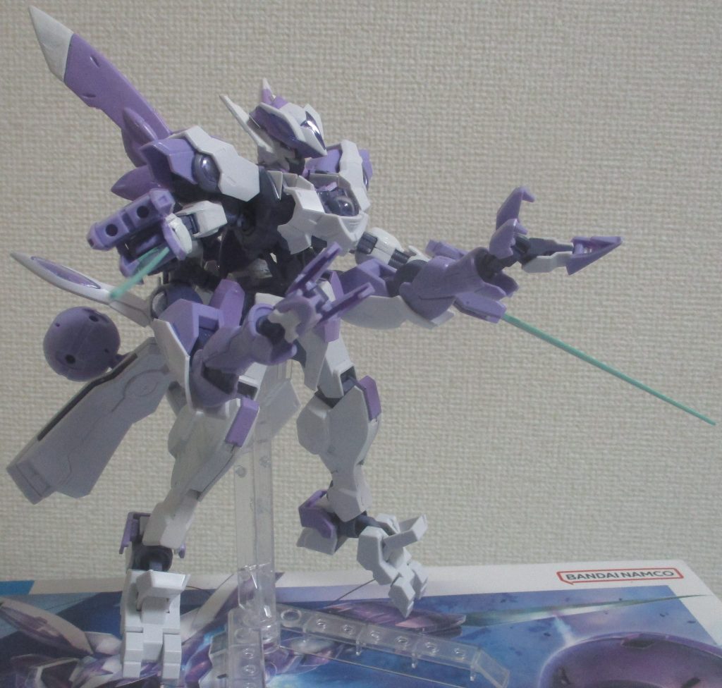 腰部から、ベギルベウの脚部を流用したクローを展開可能。