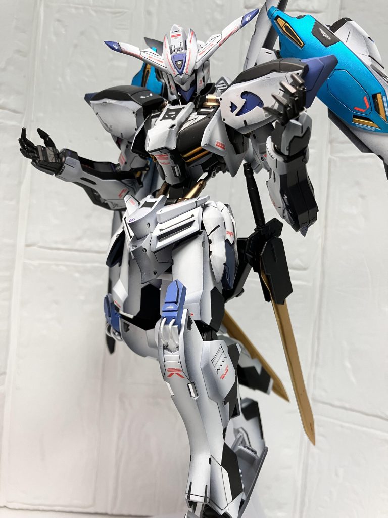 全体的に渋めの塗り分けで、メイン装甲のパーツは白と黒で塗り分けました!筋彫りを頑張ったのでトーン強めのカラーで塗り分けてメリハリをつけました!