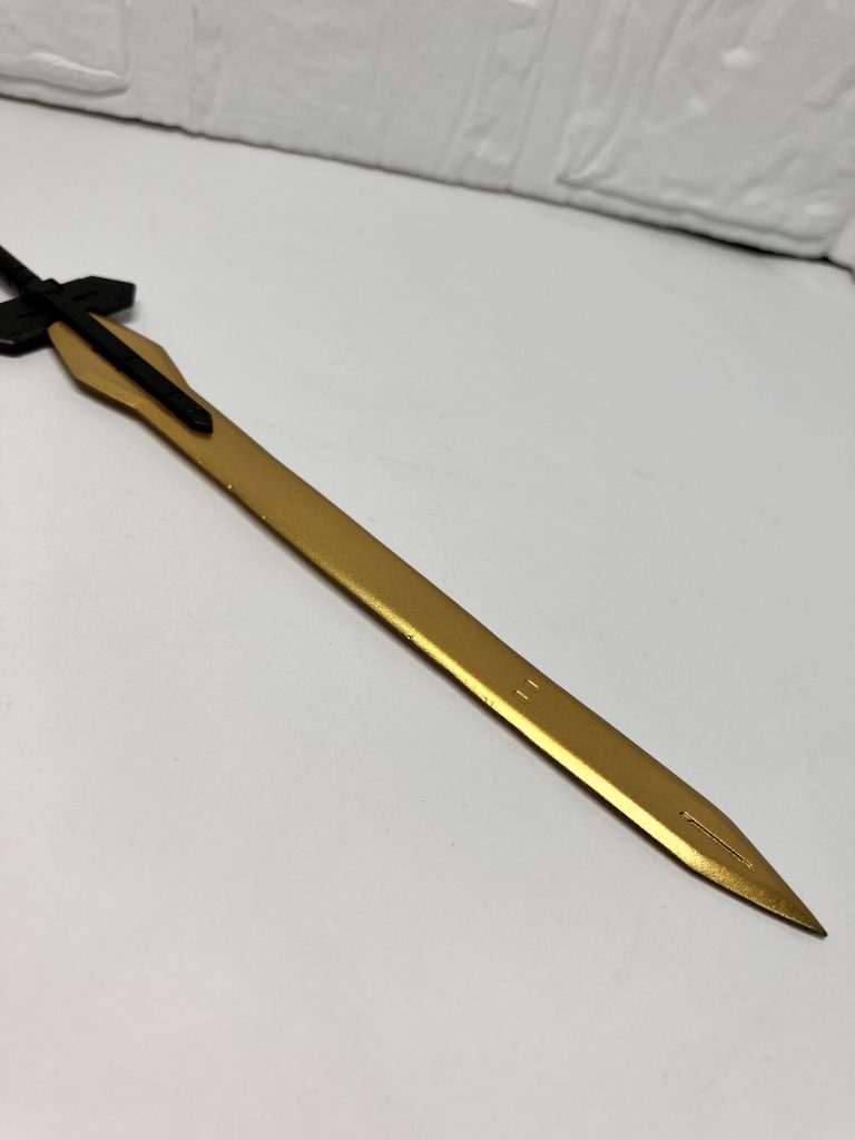 バエルソードも延長し、1/100スケールに合う長さに調整しました!ゴールドもこだわり粒子が細かいゴールドに調色しました!