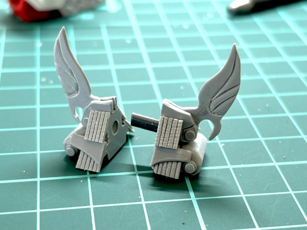 お城の再現②屋根瓦は薄いプラ板にナイフをさしてわざと少しめくりあげて瓦っぽくしてみました☺️サフのときが一番雰囲気出てます笑