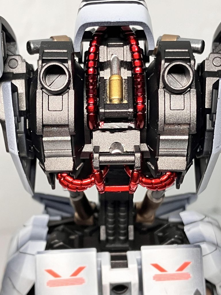 全体的にガンダムフレームは塗り分けを頑張り、パーツ分けされてないシリンダーや、動力線のようなパーツもしっかり塗り分けました!上の写真のパーツはほとんどの造形がワンパーツ成形なので塗り分けがとても大変でした。