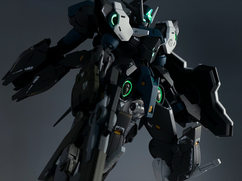 緑色に発光している部分は蛍光グリーンを塗装してUVライトで光らせいます!