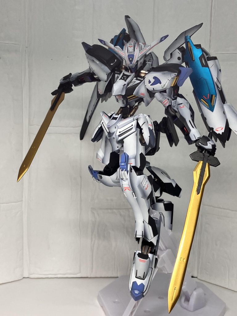 バエルソードを持たせると、ダークヒーロー感が出てとてもかっこよくなりました!青色にも今回は三色使い、メタリックブルー、暗めのコバルトブルー、少し青が入ったダークグレーに近い色などかなり調色を頑張りました!各所の塗り分けやプロポーション変更など目標にしていた物にかなり近づきました!反省点としてはパーツの保持力を上げるように改造すべきだったと思いました。次大幅な改造をするときはこの反省を活かそうと思います!