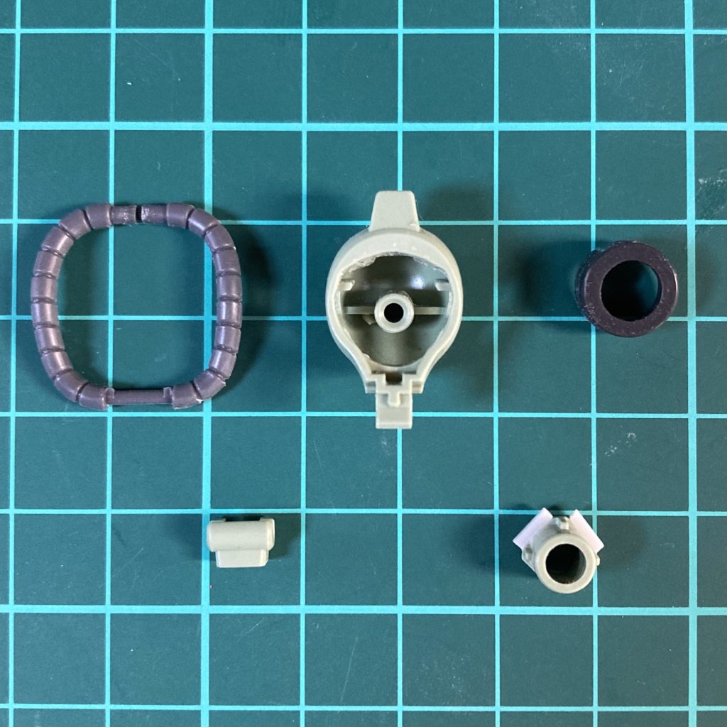 あ… あと、顔の横の部分の合わせ目が消したかったので、モノアイ部分を後ハメできるようにしました。完成時にはほとんど見えない部分ですが…  消しときたいのよねσ(^_^;)