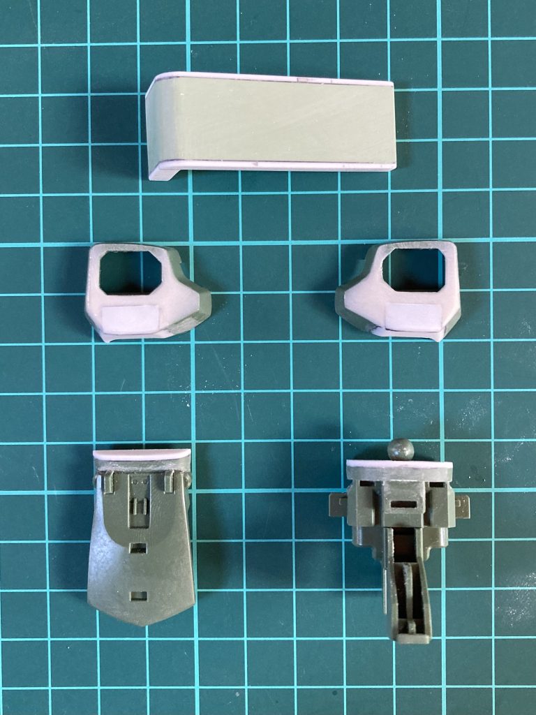 イジったのはこれだけ。言わなければ普通は気づきませんよね。シールド左右に1mmずつ幅増し。胸部分を下に1mm、左右に1mm増し。正面から見て、胸のラインが「ハの字」になるように調整。腹部を1mm延長。以上。