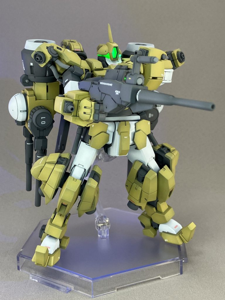 ビームライフルプラスセンサーはくり抜いてクリアパーツのランナーを入れました。こちらも裏面に白いプラ板を貼りました。