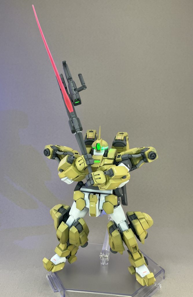 ライフル鈍器持ちライフルの上部にはビームサーベルがあります。作中でチュチュはよくライフルの鈍器持ちをしていたので、もしかしたらとっさにビームサーベルを持つのは苦手なんじゃないかと思い、ライフルにサーベルをつけました。これで火力も上がるし銃身も歪まない(?)ので安心ですね。