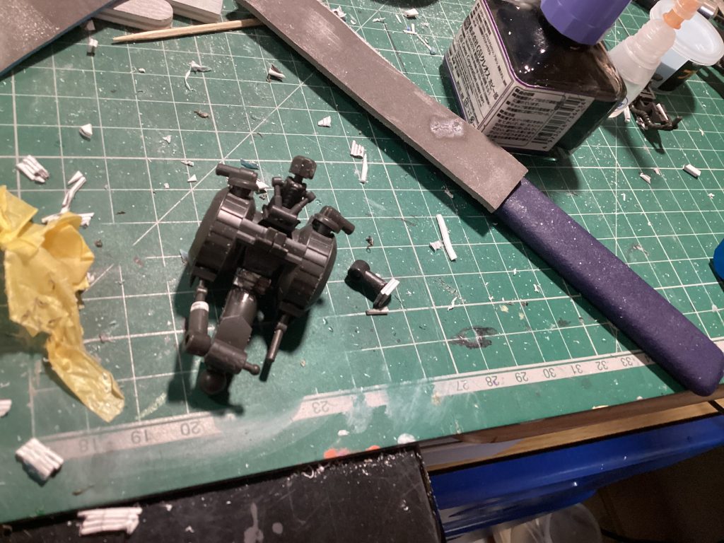 今回のポイントとして、プロポーションの見直しがありました。それが胴体の長さです。かなり詰まっている印象だったので思い切って8ミリ延長しました!おかげでかなりスタイリッシュな見た目になり、かっこよくなりました!