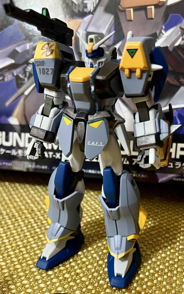 プラ板など所持してないので肩パーツの改造は断念w全面スカートを少し削ってと足の甲の走行を尖らせてます