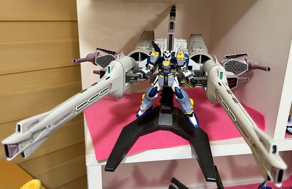 ニッパーで装甲切って接着剤で無理やりかみ合わないパーツひっつけ、マーカーペンで部分塗装し仕上げのつや消しスプレーで完成させました。満足♥️余裕があったら肩も改造したいなぁ