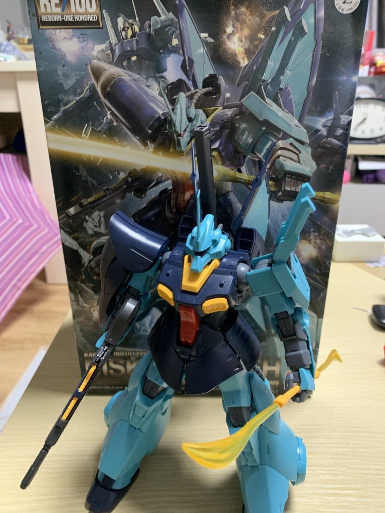 素組。今となってはこの外見や色合いも味があって良いのですが、原作放映時の私は小学生。当時は「アムロが乗ってんの何…?」とコレジャナイ感しかなかったのを覚えています。という事で、ガンプラ制作スキルも徐々にあがってきたので、白ベースのガンダムフェイスに換装した次第です。