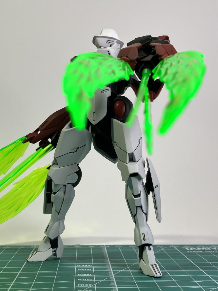 これよ！このかっこよさよ！！！自画自賛が10割を占めていますが、実際デスフィズって顔の部分が見えないからこそ、こういった見下すポーズが一番かっこいいと思うんですね。一番苦労したのはやっぱり頭部ですね。ぶっちゃけそれ以外はPON付けなので、頭だけはスクラッチして形状を出して、それに合うようにかつデスフィズに見えるように作成しましたから、頭部だけでかなり時間かかってます。