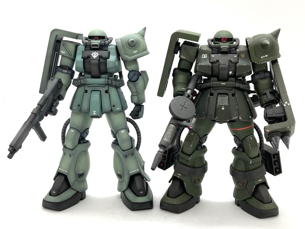 以前作ったザクⅡ F2型『真渋(ﾏｯｼﾌﾞ)』との比較。真渋はゴツくし過ぎてバランスが悪くなってしまいました。ん〜 でも、太もものボリューム感は捨てがたいなぁ〜😅 え？ で、どこをイジったのかって🤨？