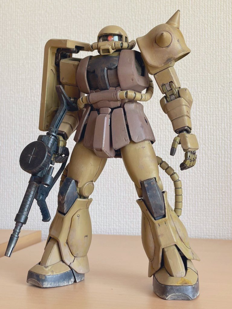 塗装について。シタデル(昔に比べて高くなった!)で、全筆塗りです。紫系グレーのファンデーション(昔はベースの事をこう言った)で下塗りして、金属色でドライブラシかけてから、サンドカラーを塗り重ねてます。仕上げたい色の反対の彩度の低い色で下塗りして、そこから塗り重ねて発色させると色彩に独特の厚みが出ると思います(茶色→緑、等)。汚しは梅皿に基本色と白・茶色・グレーとか出して、その場で混ぜながら描き込んでます。脳内設定で、ノーマルの緑系J型を現地で塗り替えてる事になっているので、関節部にその名残りとして緑を配色。指先はどうせ塗装が剥げる場所だから塗って無いという設定。塗装後、うっかり右膝に瞬着付着させてしまったのですが、適当に汚し入れて誤魔化したら、むしろそれっぽくなった⁈