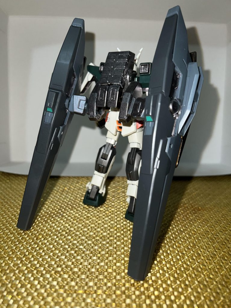 ハルートの装備をつけて巨大な武器×2と背面ミサイルコンテナを再現。