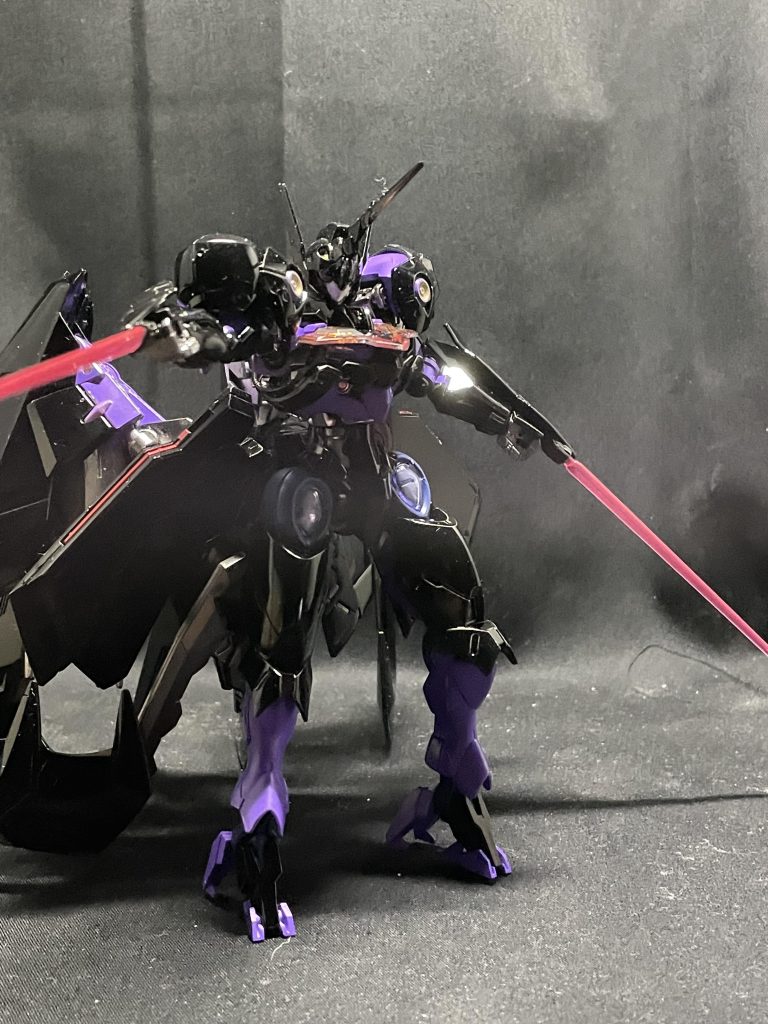 腰部背面には大型ビームソードが秘匿装備されています(写真なし)