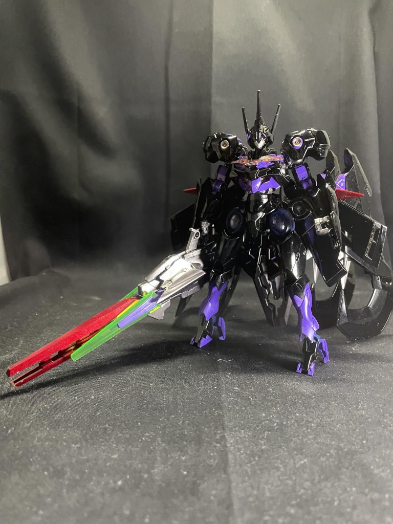 主武装は改造されたルブリスの大型ビームライフル、両手に内蔵されたビームサーベル、背面に隠されたガンビット