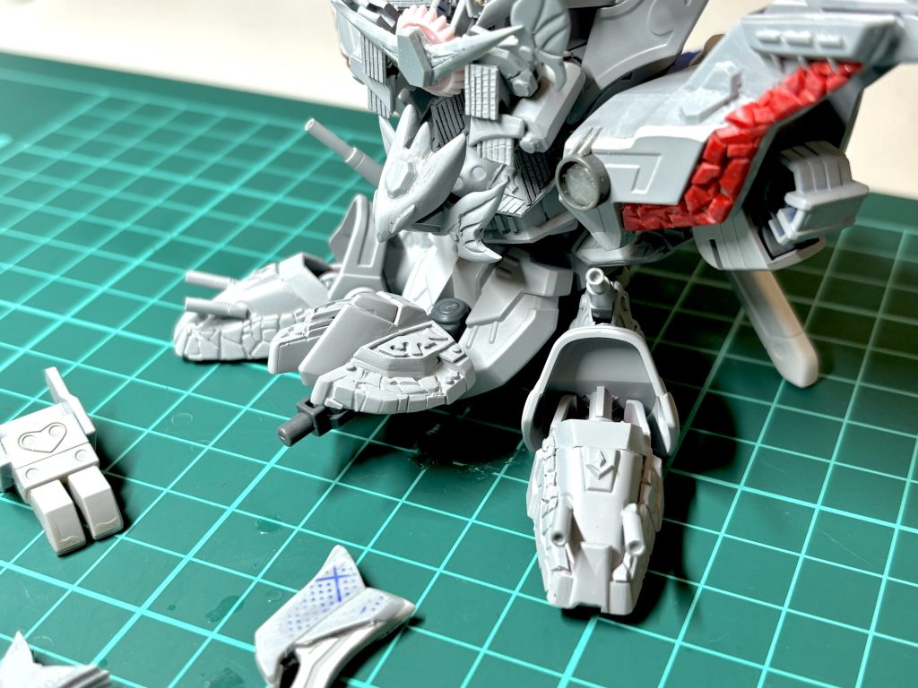 お城の再現①石垣はプラ板や、元のキットのパーツを乱切りにして一つずつ並べています☺️面倒ですがなかなかこれも盆栽みたいで楽しい…笑