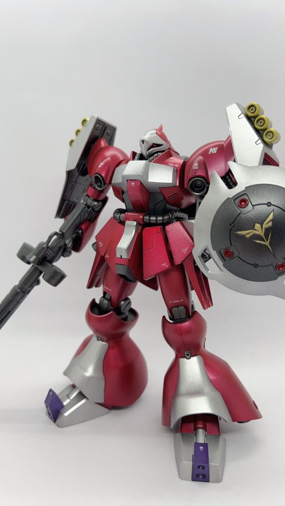 黒サフ、シルバー、クリアーレッドで塗りましたが、まだ艶が不足しています。