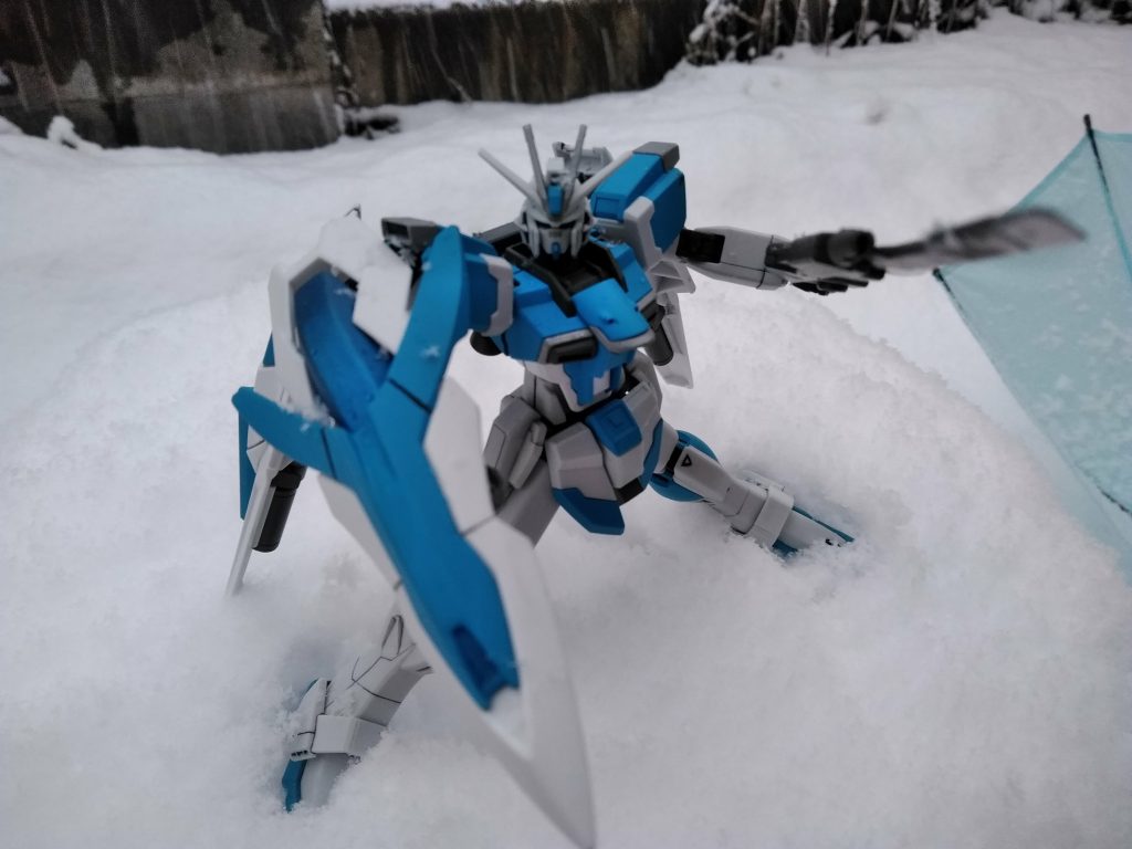 インシヴィティの原点となった機体。インパルスとウイングガンダムを組み合わせた可変機のアイデアを思いつき実践したかったのですが、インパルスを買うお金しか無かったため、背中や武装はジャンクのメテオホッパーやウイングゼロ炎のパーツを使って可変するインパルスを作成しました。詳しくはこちらの動画から