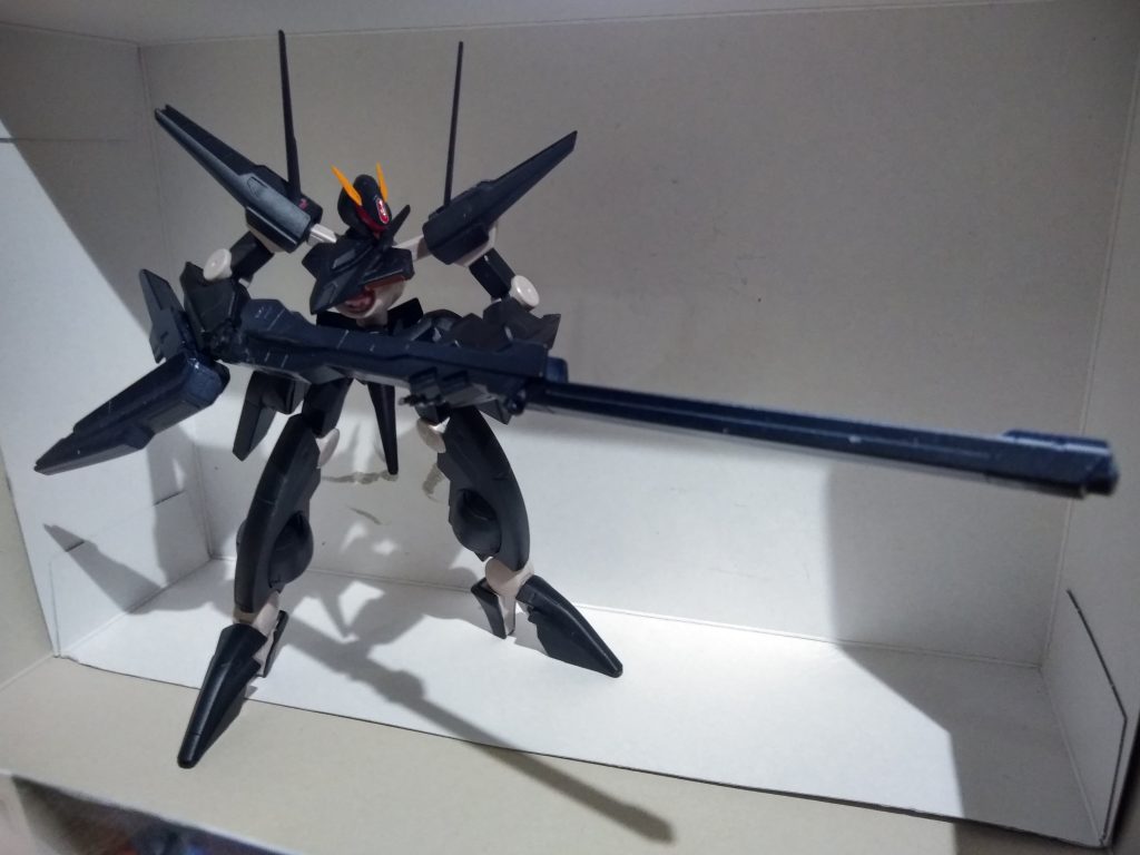 こちらもスローネアインのランチャーを直付けしている。肘部には展開式のラジエーターを備える。、