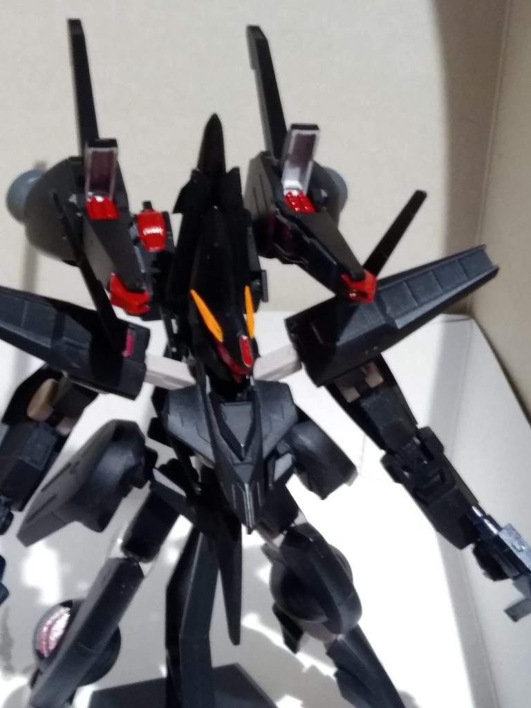 滅多に使われることのない背部の重装パック。奪取元のシルヴァ・バレトの武装をコア・ファイターに接続している。