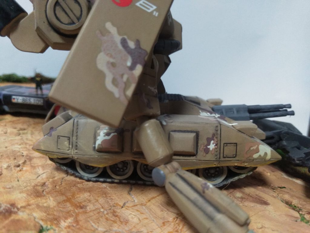 転輪が見えるよう外板を波状にカット。