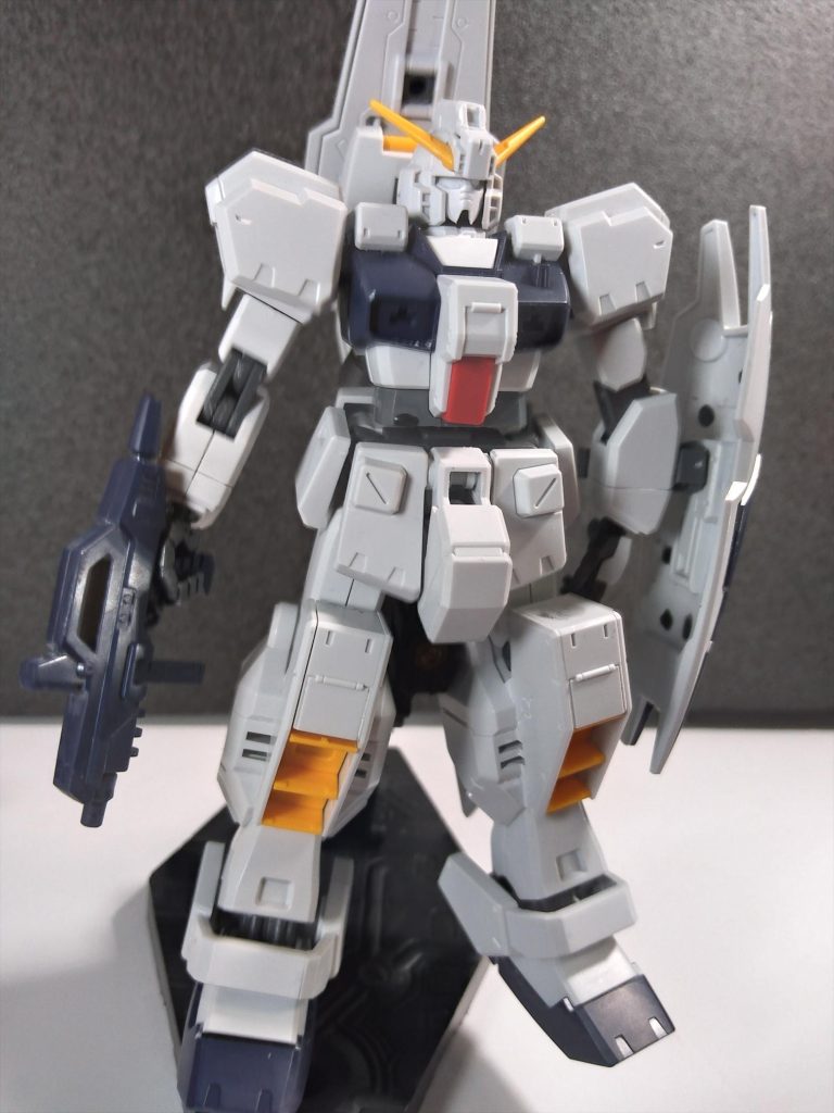 正直面出しと言われて調べてみるも、実際やってみて、これをやらなかった場合とやった場合の違いが僕にはサッパリわからないまま終えたのですが、どうなんですかね、面出てるんですかね…。なんせ面出しを行ったという事実はあれど、どうやって面出ししたかの記憶自体は無いんでね。うーん、…たぶん面は出た！（すっとぼけそいでもって素組みが終わって気づいたんですけどこのキットめちゃくちゃ合わせ目あったんですよ。合わせ目消しだけでもまだ不慣れなんですけど、太ももに加えて、前腕+（二の腕はさんで）+肩+肩装甲、と言う腕部のライン全てに合わせ目があったんで、合わせ目が関節を複数跨ぐ関係上、必然的に後ハメ加工とやらもするハメになりました。