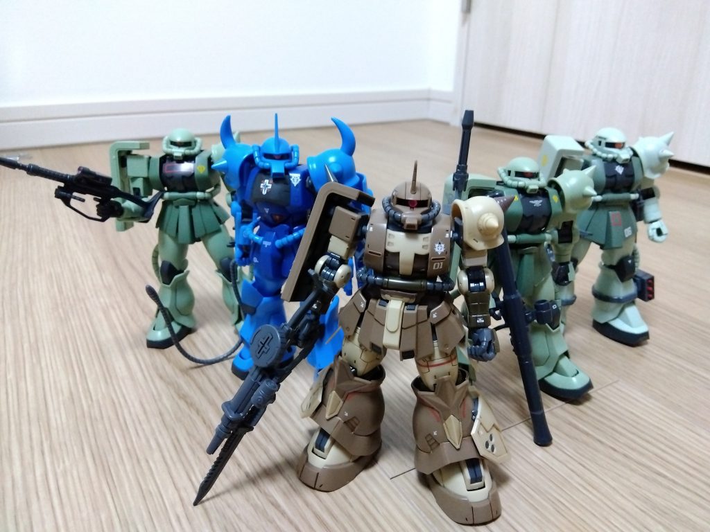 ザクとグフと。左からリバイブ版、グフ、リバイブ版(二体目)、旧HGUC。