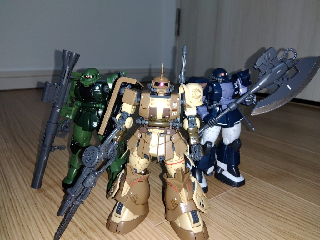 モノアイ裏は銀に塗っているので反射して少しだけ光ります。