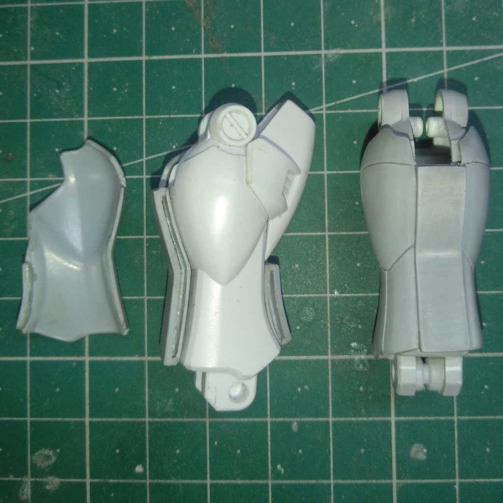 脚部は左右挟み込み　あえて膝は露出させてます　凹凸がきっちり勘合します