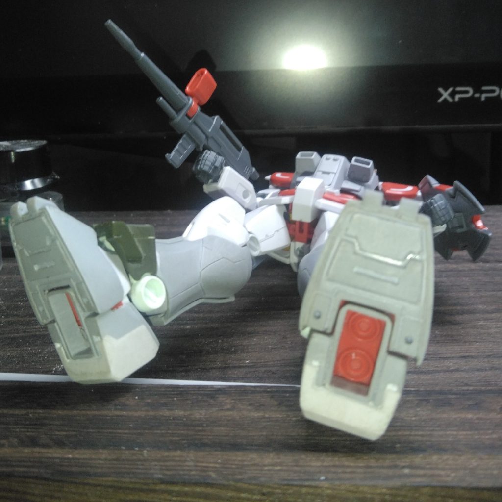 スリッパは文字通り履く感じで前後から挟み込み　何もしなくても吸い付くようにパチっと止まります　フルアーマー化しても短足に見えないように踵で５ミリほど底上げしてます　足底のバーニアも使えるように開口