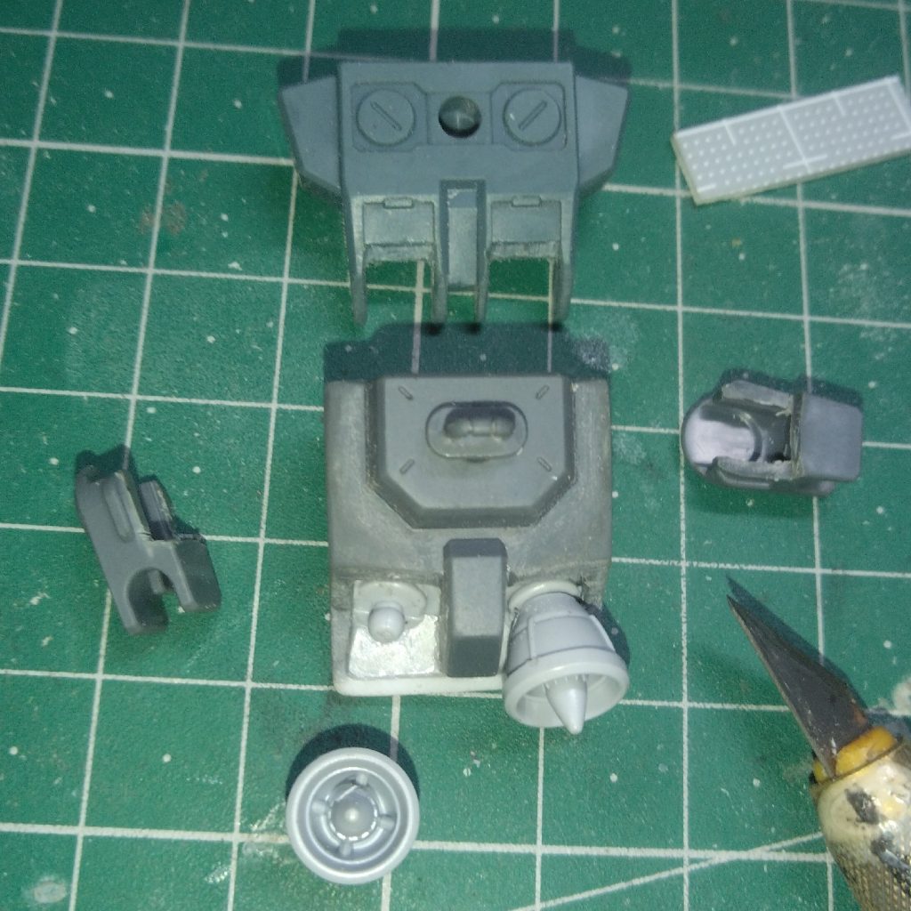 一体成型でぬるいモールドのバーニアを切り飛ばし　基部をプラ板で再構築　既製品のバーニアに交換しました