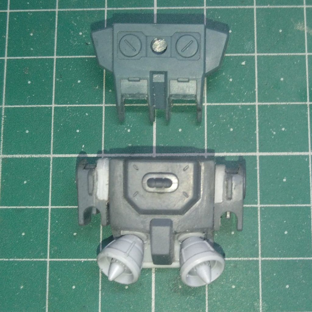 薙刀ラック　切り飛ばしたあと　プラ材で加工して　軸打って可動式にしました　強化外装を被せるときはこのように下向きに畳んでます