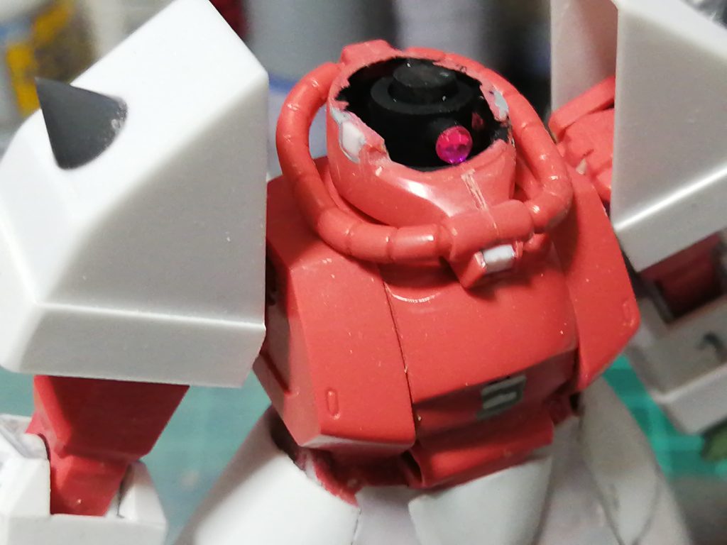 お顔は上下に一度切り離して幅詰め、中は5mmの○棒と8mmプラパイプで可動出来る様に。 モノアイはデコシールです。