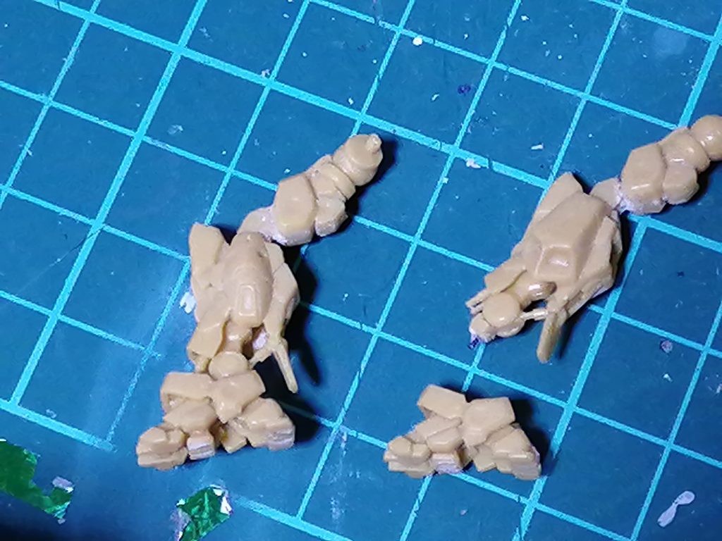 もうね・・・。太腿です。大改造です。太腿周りのパーツを切り離し、パズルの様に組み替えました。