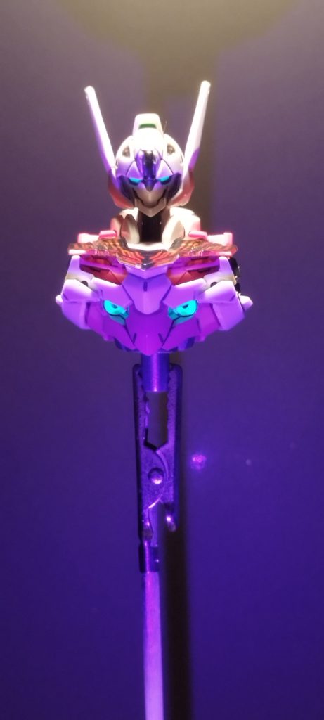 最初は蛍光のシールを貼ろうかと思ったんですが、蛍光のエナメル塗料で仕上げました。すごく光ってくれたので良かったです!それにしても、顔が怖い!